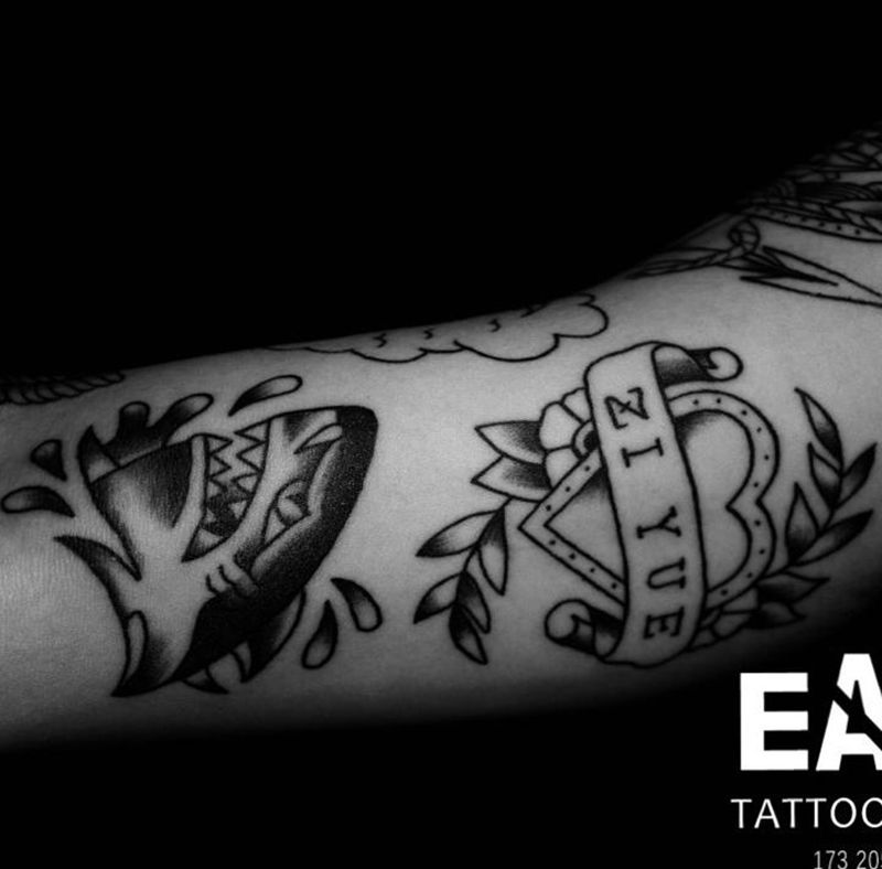 鲨鱼纹身图片_手臂Old School鲨鱼 爱心纹身图案