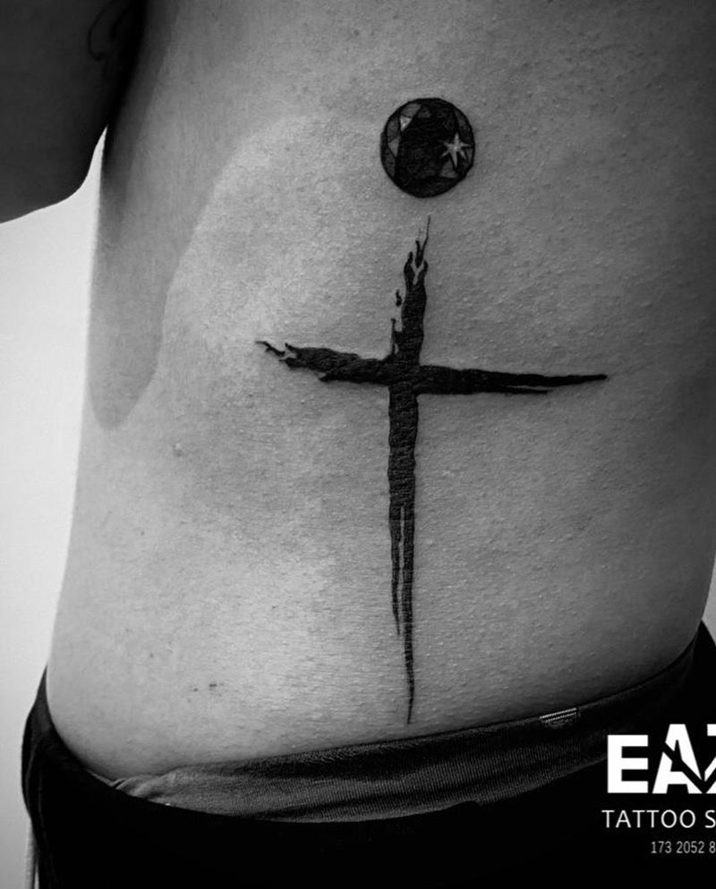 十字架纹身图片_腰部水墨十字架纹身图案