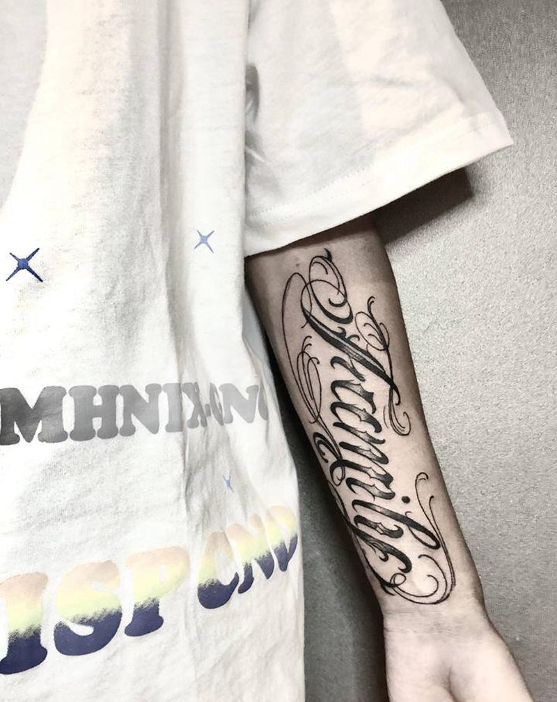 花体字纹身图片_手臂Old School花体字纹身图案