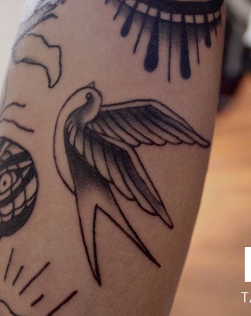 燕子纹身图片_手臂Old School燕子纹身图案