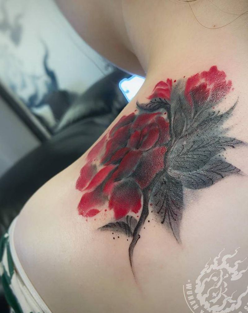 水墨牡丹遮盖纹身图片_颈部背部水墨纹身图案