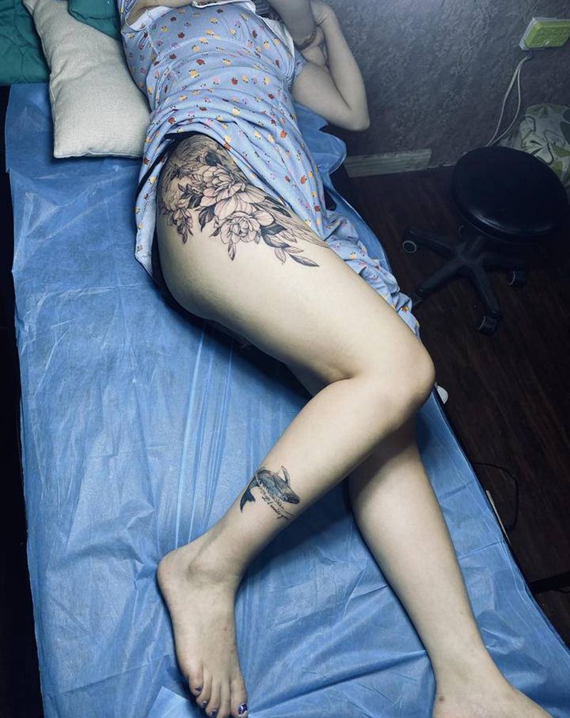 素花纹身图片_臀部素花纹身图案