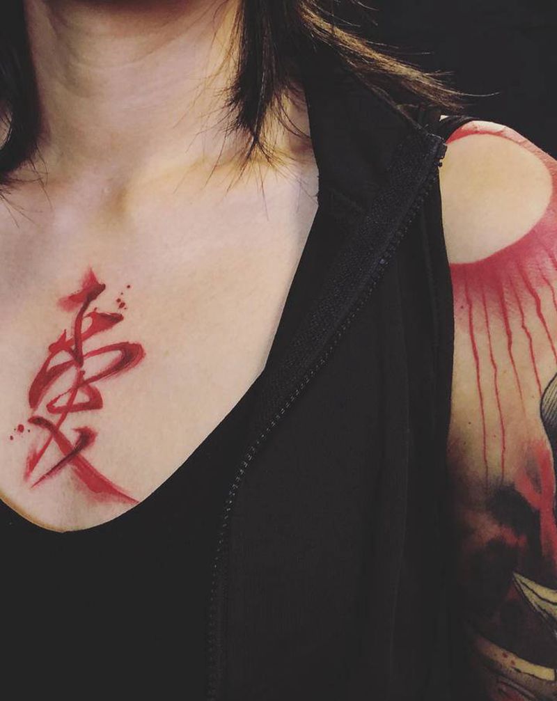 爱纹身图片_胸部水墨水彩纹身图案