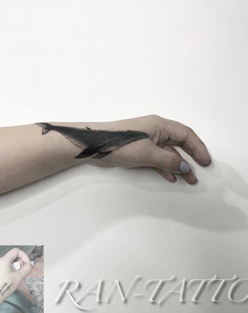 鲸鱼盖字母纹身图片_手部手臂点刺水墨鲸鱼鱼遮盖纹身图案