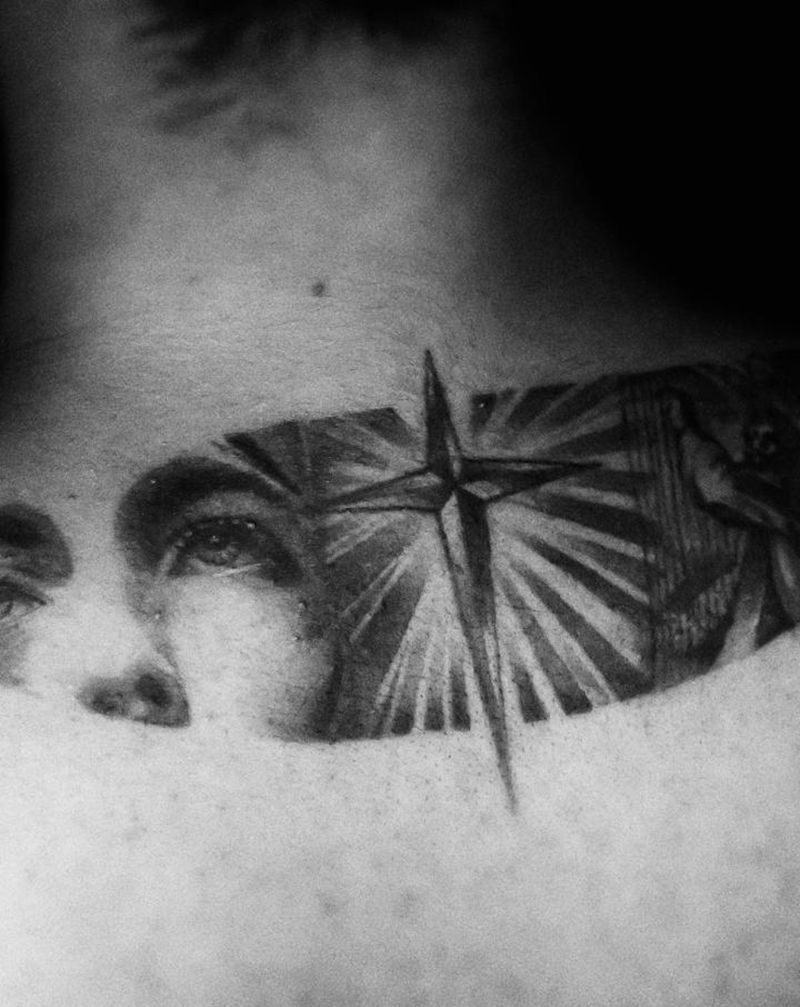 四 年 后纹身图片_背部肩部水墨欧美写实纹身图案