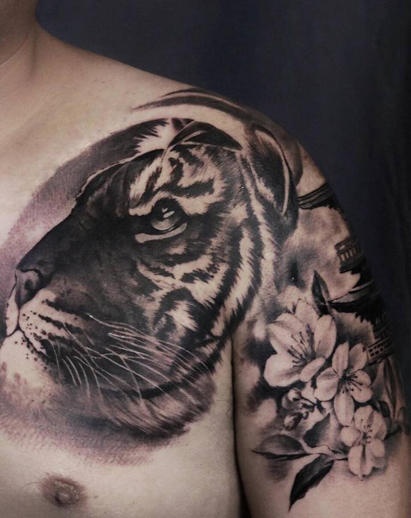 虎纹身图片_胸部腹部欧美写实虎纹身图案