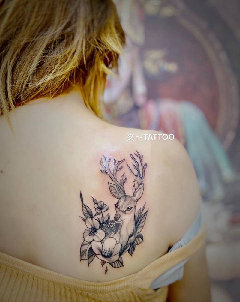 鹿素花纹身图片_背部新传统背部素花鹿纹身图案