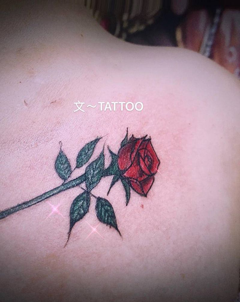 玫瑰纹身图片_颈部肩部新传统水彩玫瑰纹身图案