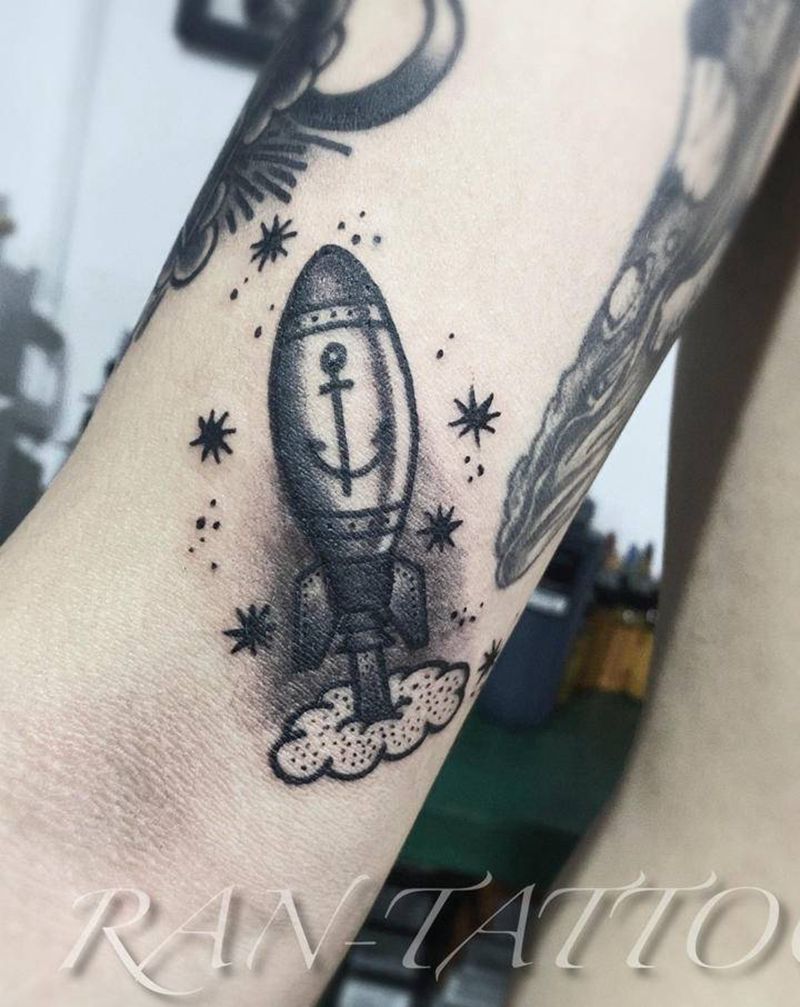 Old school小火箭纹身图片_手臂手部Old School点刺火箭云大力水手纹身图案