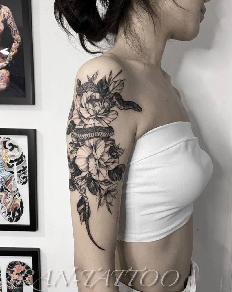 小清新素花缠蛇纹身图片_肩部手臂点刺水墨蛇花素花纹身图案