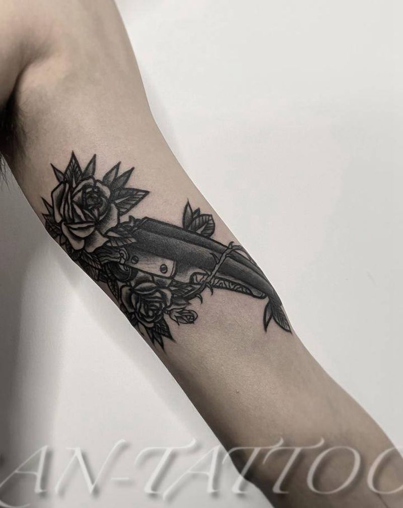 Old school枪花纹身图片_手臂肩部Old School点刺枪玫瑰枪花纹身图案