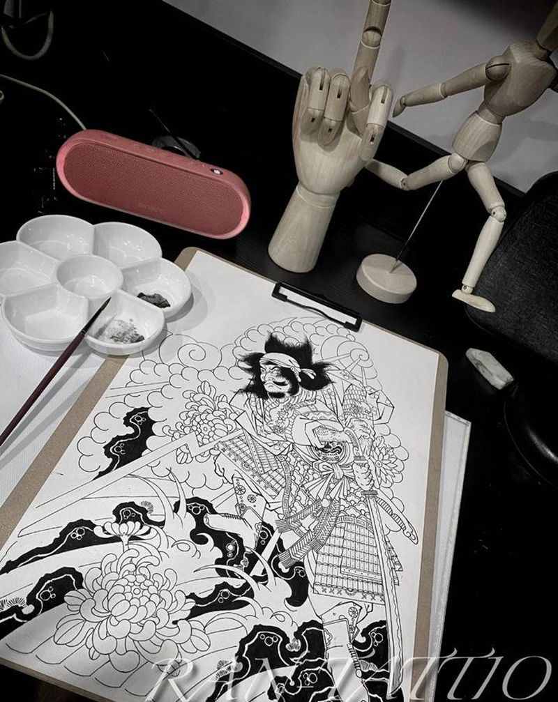 画个手稿老传统武士纹身图片_手臂腿部老传统新传统武士菊花浪纹身图案