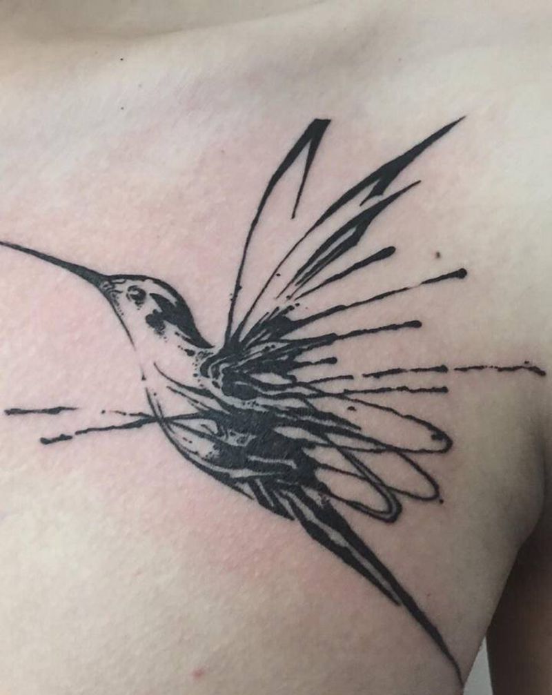 蜂鸟纹身图片_胸部水墨蜂鸟纹身图案