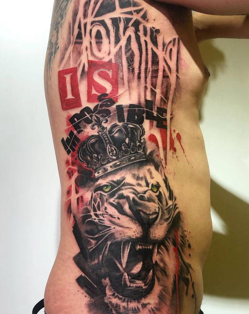 狮纹身图片_腰部腹部欧美写实水墨纹身图案