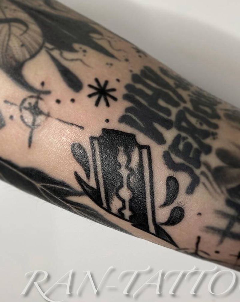 Old school刀片纹身图片_手部手臂Old SchoolNew School刀片刀纹身图案