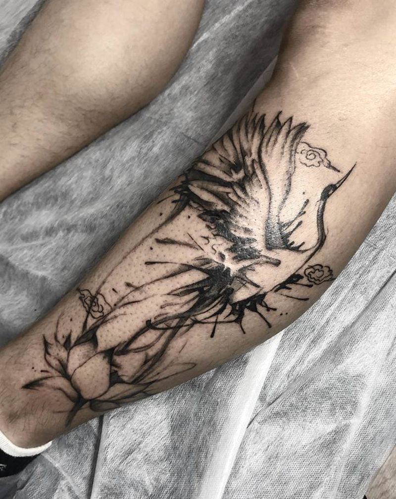 鹤纹身图片_腿部水墨纹身图案