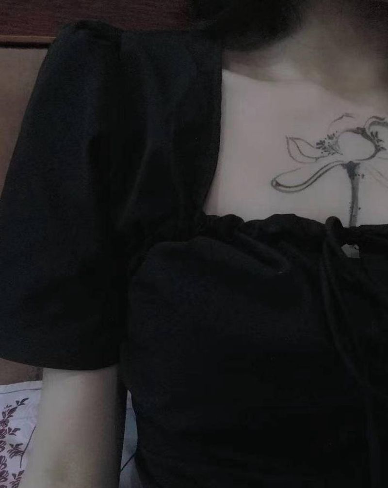 莲花纹身图片_胸部水墨水彩纹身图案