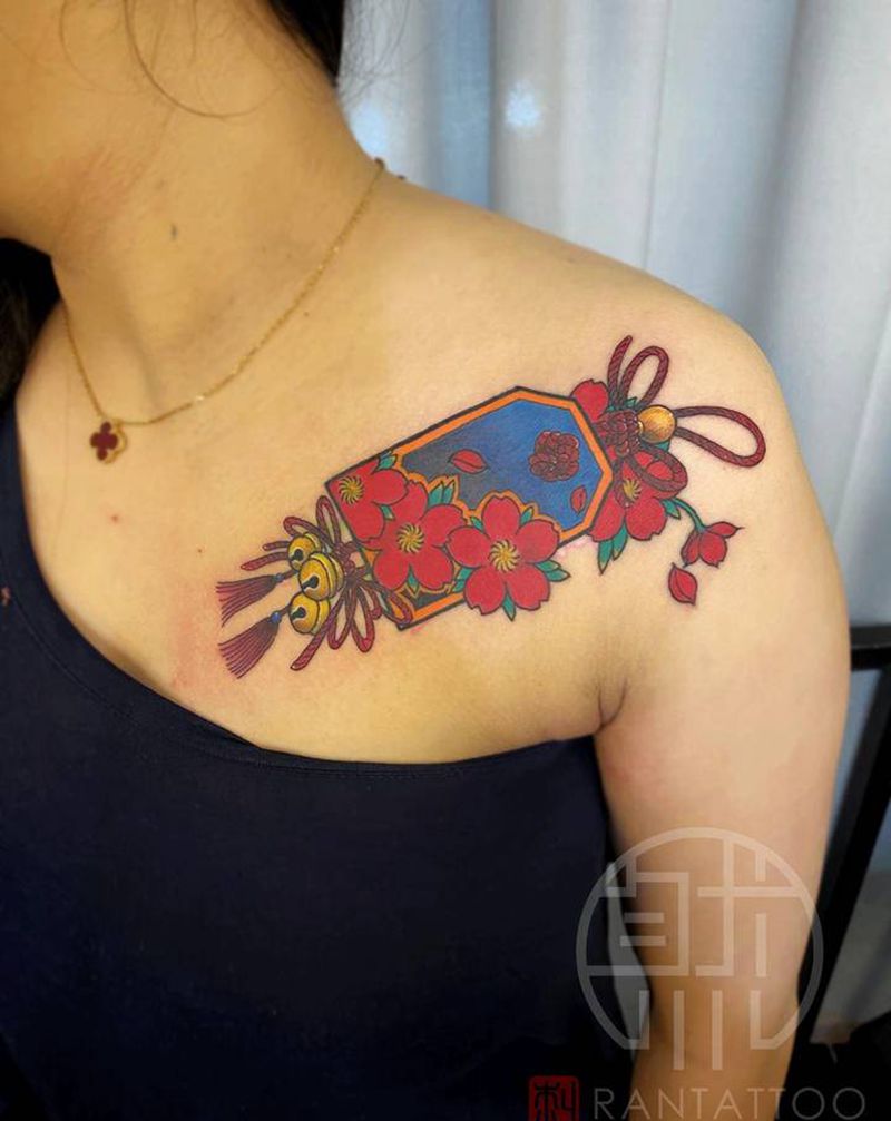 日式小图 御守遮盖纹身图片_肩部胸部老传统新传统樱花御守铃铛纹身图案