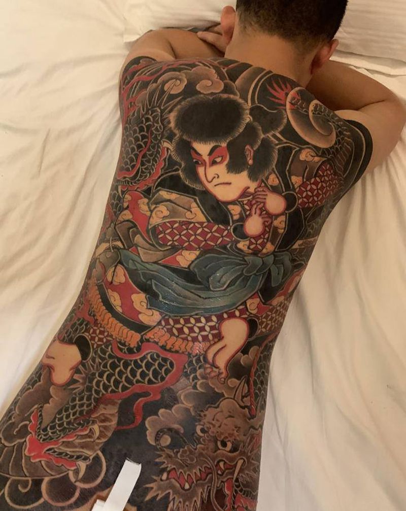 云龙九郎纹身图片_背部腰部老传统日式纹身图案