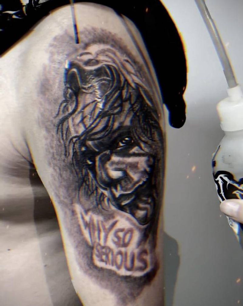 小丑希斯莱杰纹身图片_手臂欧美写实暗黑风格纹身图案