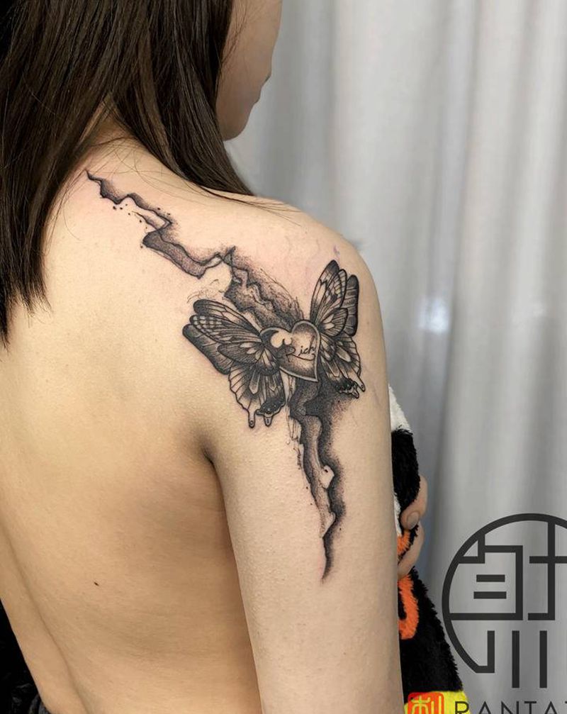 肩头扎个小蝴蝶纹身图片_肩部手臂点刺水墨蝴蝶爱心暗黑纹身图案