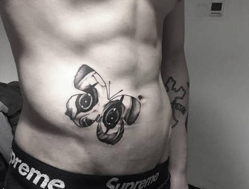 墨西哥黑灰纹身图片_腹部欧美写实New School小丑纹身图案