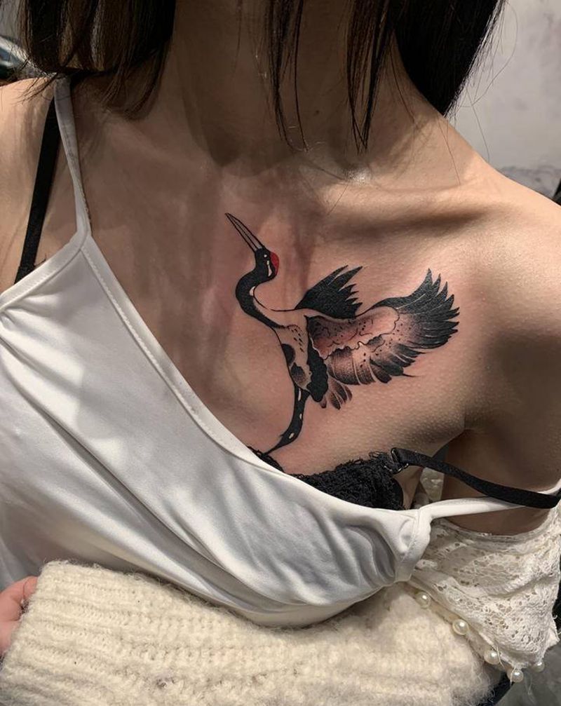 鹤纹身图片_胸部水墨纹身图案