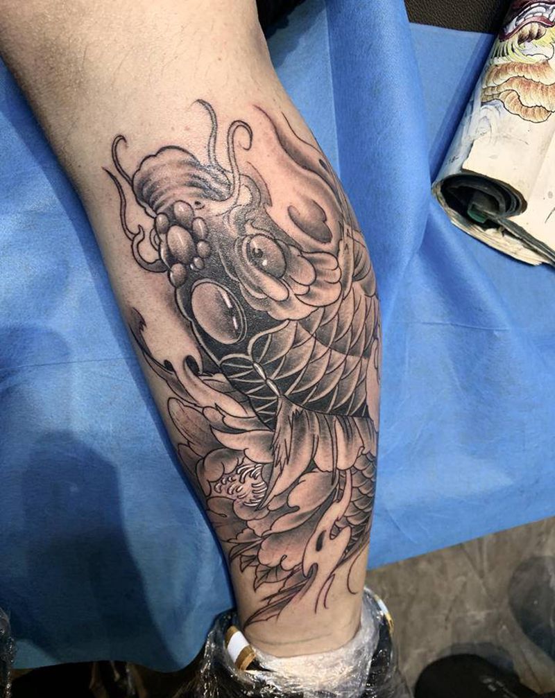 小腿锦鲤纹身图片_腿部纹身图案