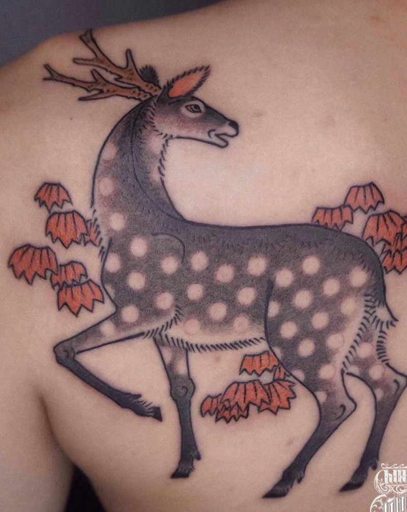 鹿纹身图片_背部新传统老传统鹿纹身图案