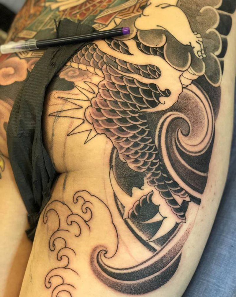 局部纹身图片_腿部臀部老传统新传统水龙浪花纹身图案