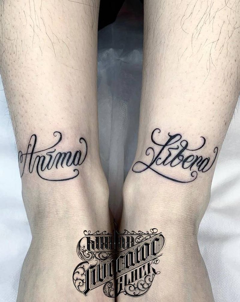 UVB2纹身图片_腿部花体字纹身图案