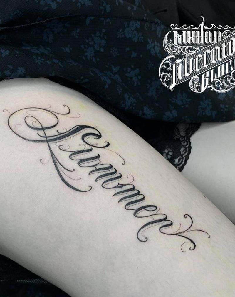 UVB2纹身图片_腿部花体字纹身图案
