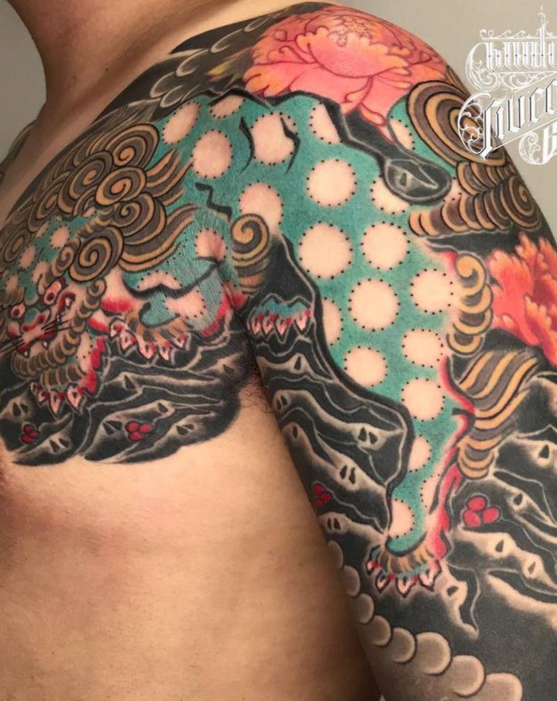 唐狮子牡丹纹身图片_手臂新传统老传统唐狮子牡丹纹身图案