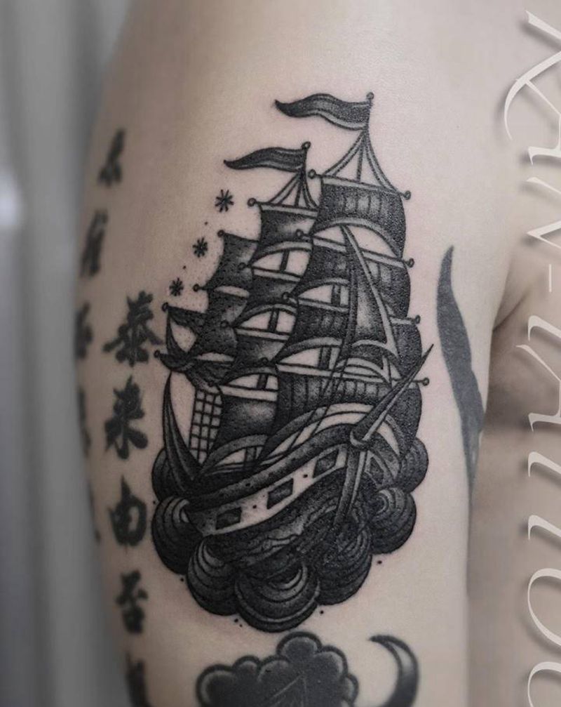 Old school帆船纹身图片_肩部手臂Old School点刺帆船船浪纹身图案