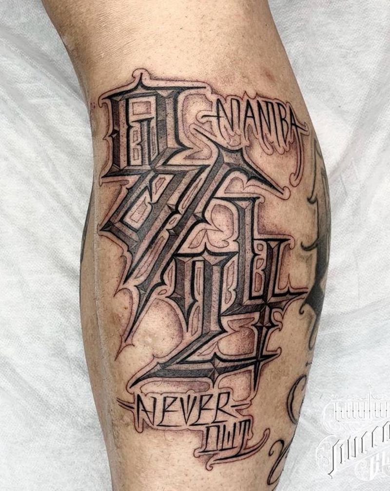 UVB2纹身图片_腿部花体字纹身图案