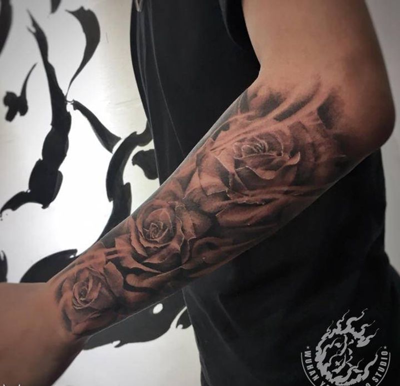 玫瑰纹身图片_手臂欧美写实纹身图案