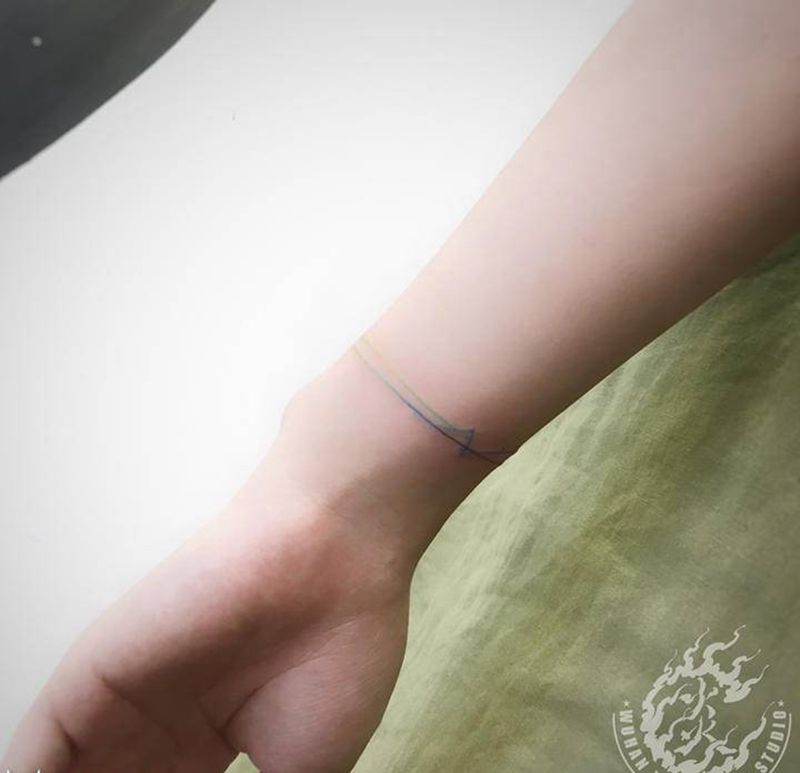 虹纹身图片_手部水彩纹身图案