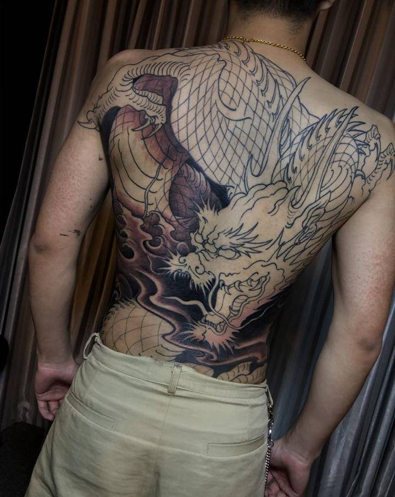 满背龙未完纹身图片_背部新传统老传统龙纹身图案