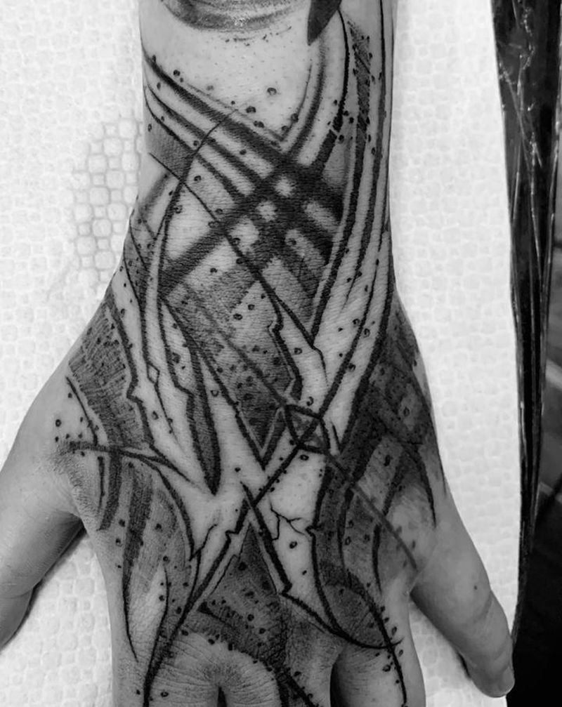 花体手背纹身图片_手部花体字纹身图案