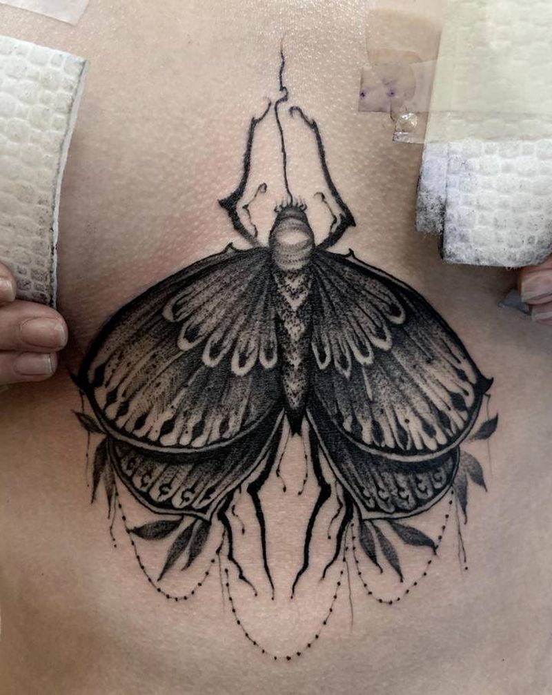 暗黑系，飞蛾纹身图片_腹部胸部点刺飞蛾纹身图案