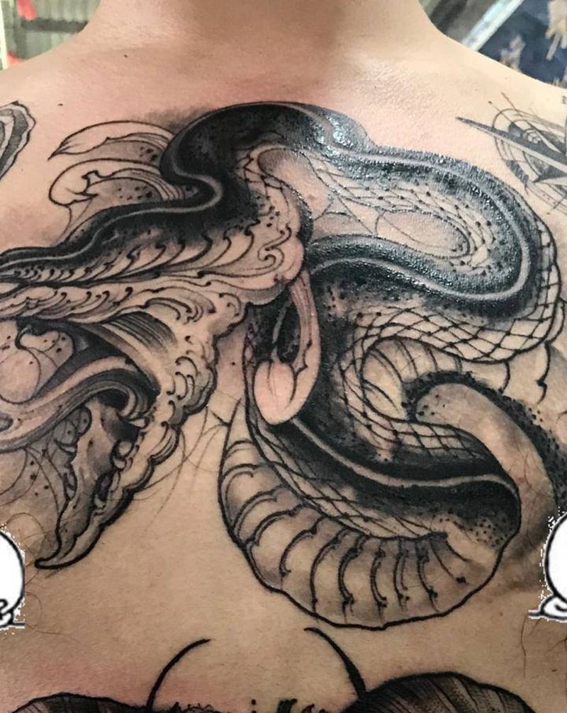 蛇纹身图片_腹部胸部点刺蛇纹身图案