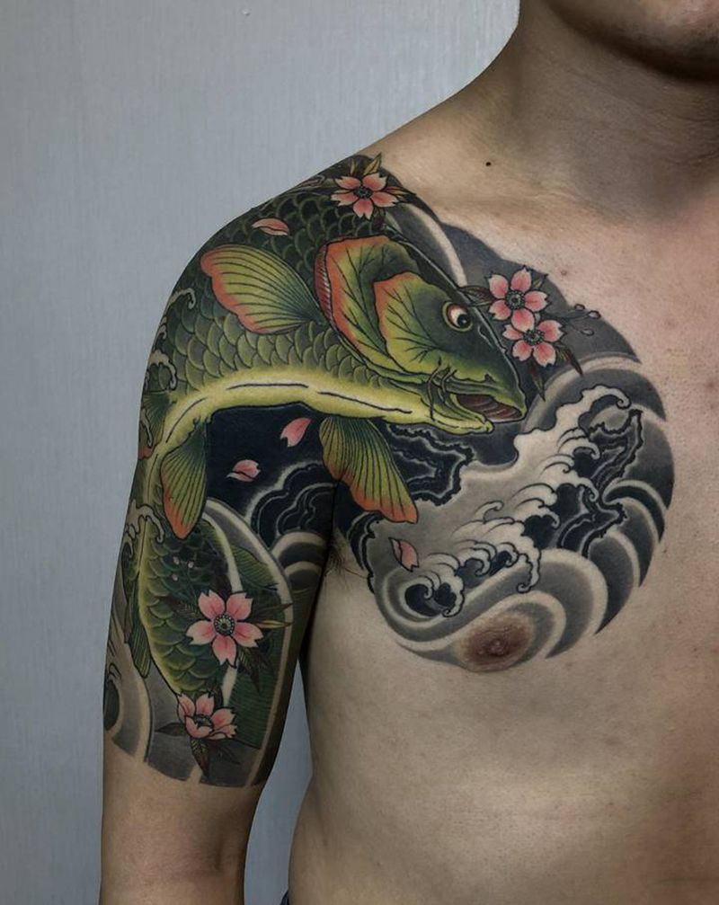半胛鲤鱼纹身图片_胸部手臂老传统新传统鲤鱼水浪纹身图案