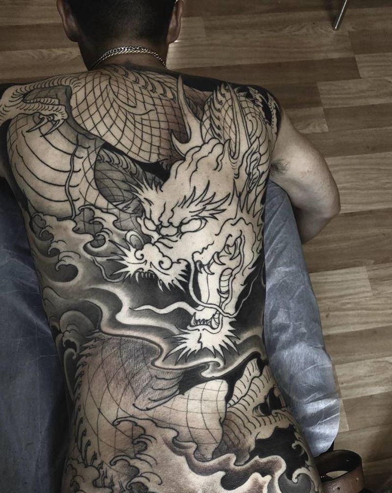 满背龙未完纹身图片_臀部背部老传统新传统纹身图案
