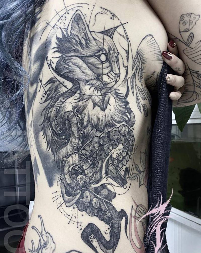 暗黑风格：猫，恢复后纹身图片_腹部腿部点刺几何暗黑猫纹身图案