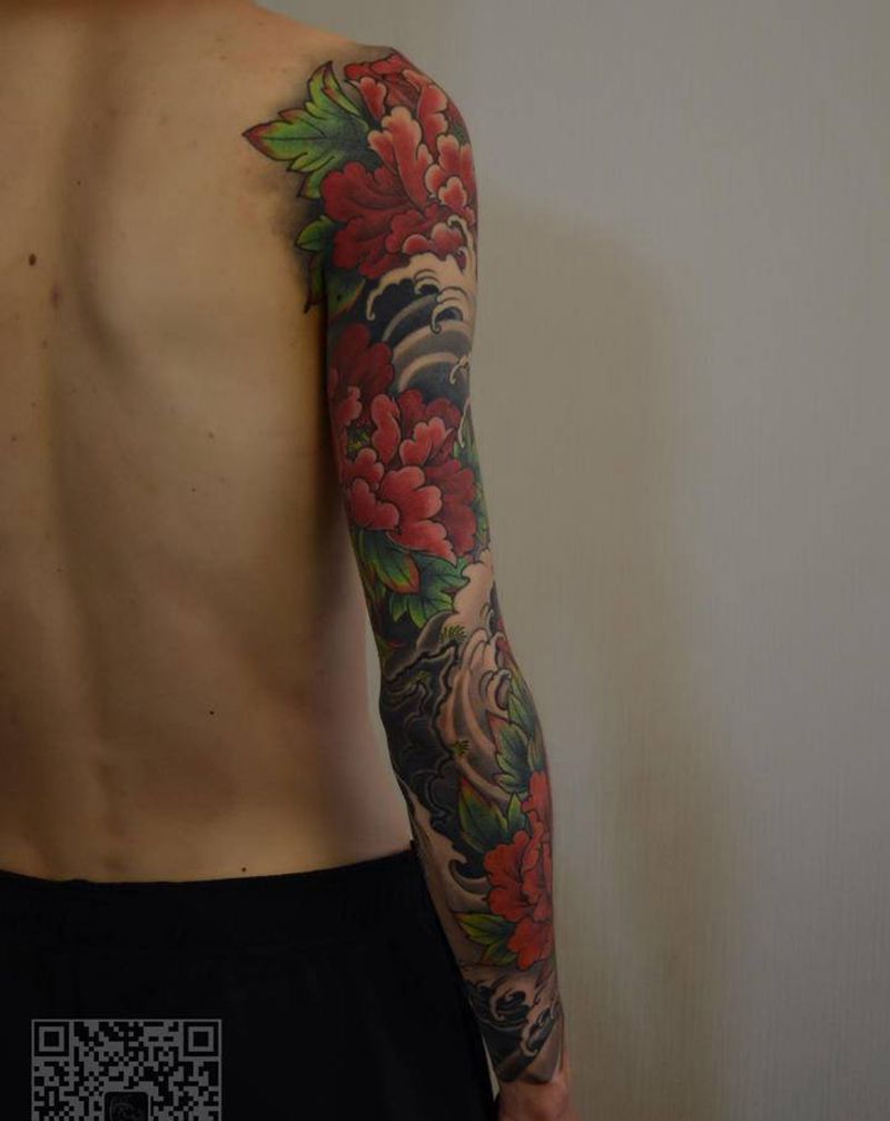 牡丹花臂纹身图片_手部手臂老传统新传统牡丹纹身图案