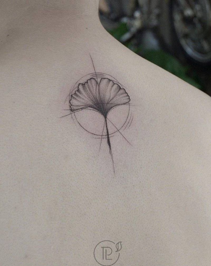 后背银杏叶纹身图片_背部纹身图案