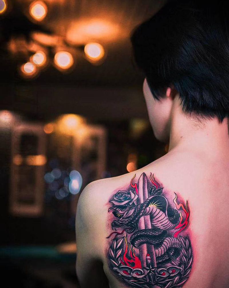 欧美蛇纹身纹身图片_背部欧美写实纹身图案