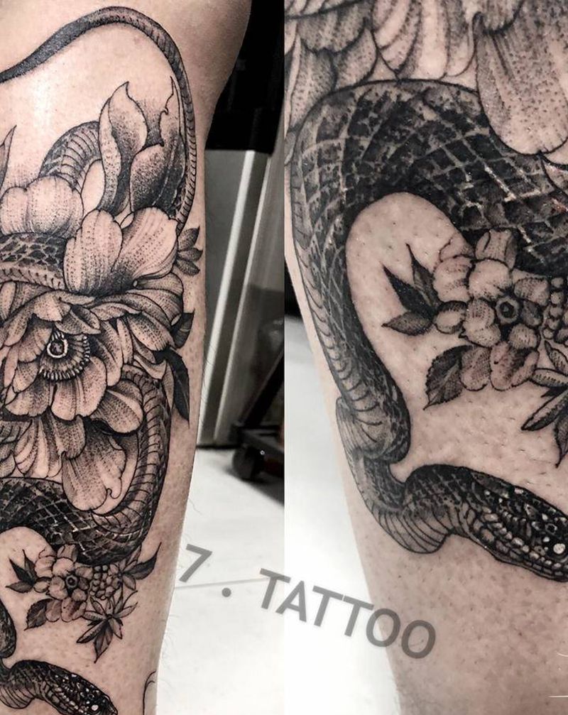 蛇牡丹纹身图片_手臂腿部点刺蛇纹身图案