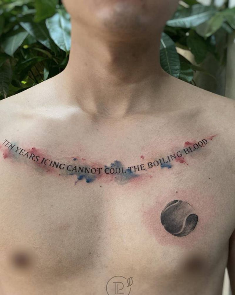 水彩字母纹身图片_胸部水彩纹身图案