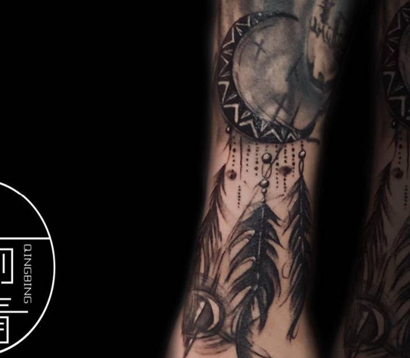 旧花臂新添加暗黑羽毛纹身元素纹身图片_手臂羽毛纹身图案